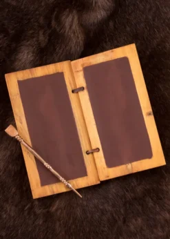 Römische Schreibtafel aus Wachs und Holz mit Bronzestift