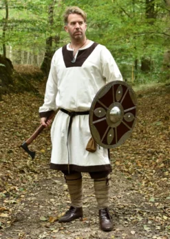 Rundschild mit Beschlägen aus Stahl