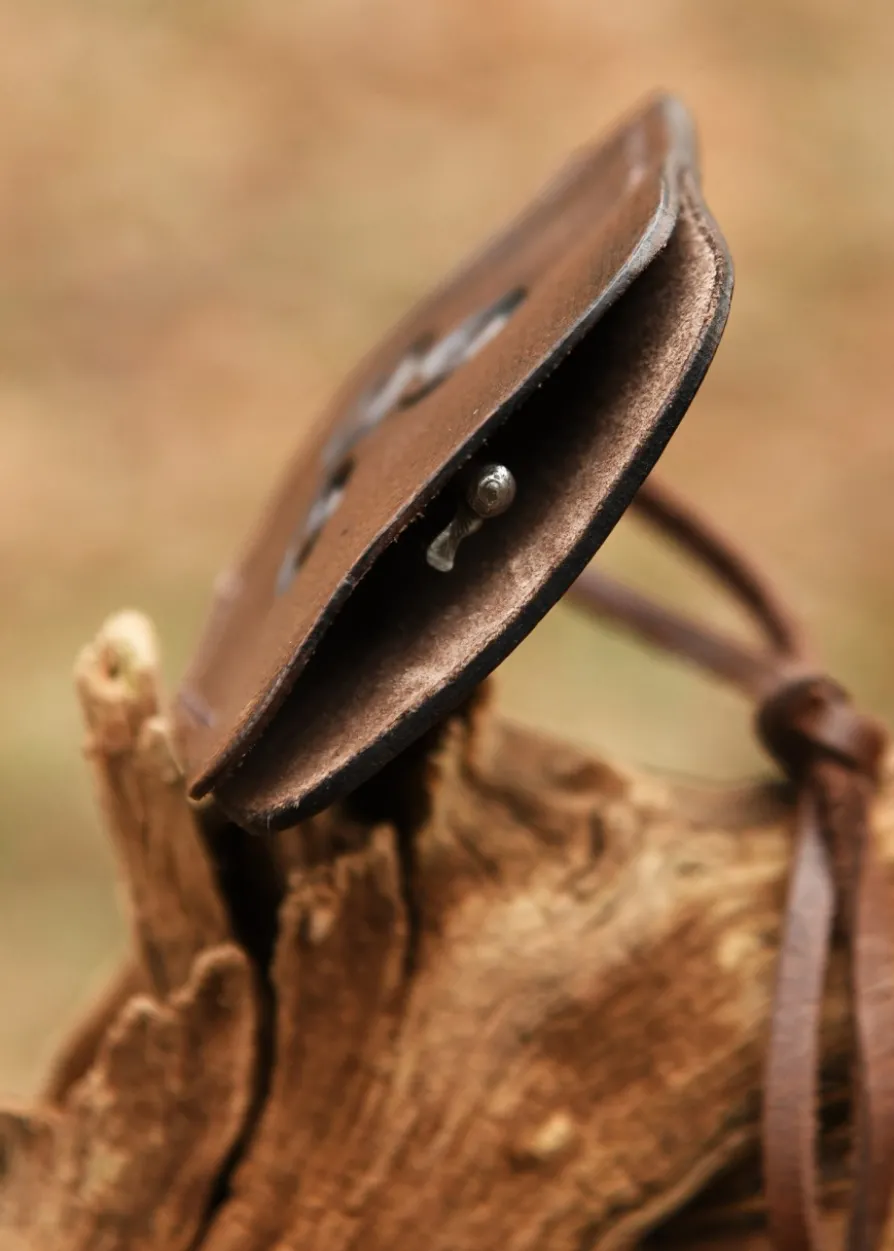 Schlüsselanhänger aus Leder mit Triskele, braun