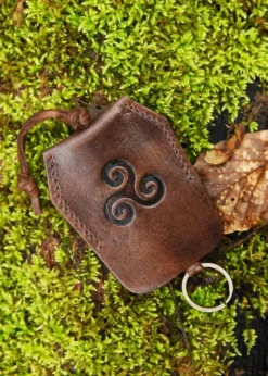 Schlüsselanhänger aus Leder mit Triskele, braun