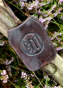Schlüsselanhänger aus Leder mit Prägung, braun