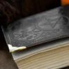 Schwarzes Lederbuch mit Pentagramm, ca. 18 x 23 cm