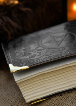 Schwarzes Lederbuch mit Pentagramm, ca. 18 x 23 cm