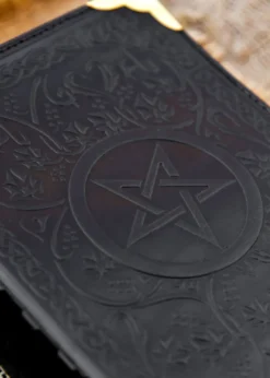 Schwarzes Lederbuch mit Pentagramm, ca. 18 x 23 cm