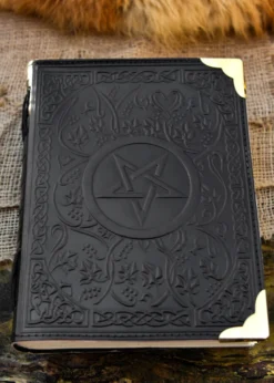 Schwarzes Lederbuch mit Pentagramm, ca. 18 x 23 cm