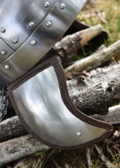 Spangenhelm mit Wangenklappen und Brünne, 2 mm Stahl