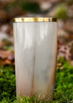 Trinkbecher aus Horn mit Messingrand, ohne Henkel
