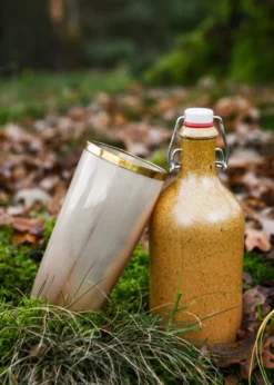 Trinkbecher aus Horn mit Messingrand, ohne Henkel
