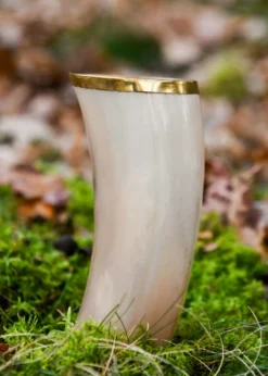 Trinkbecher aus Horn mit Messingrand, ohne Henkel