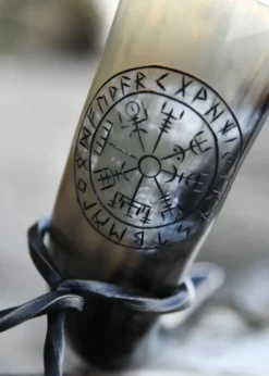 Trinkhorn mit Ständer - Vegvísir
