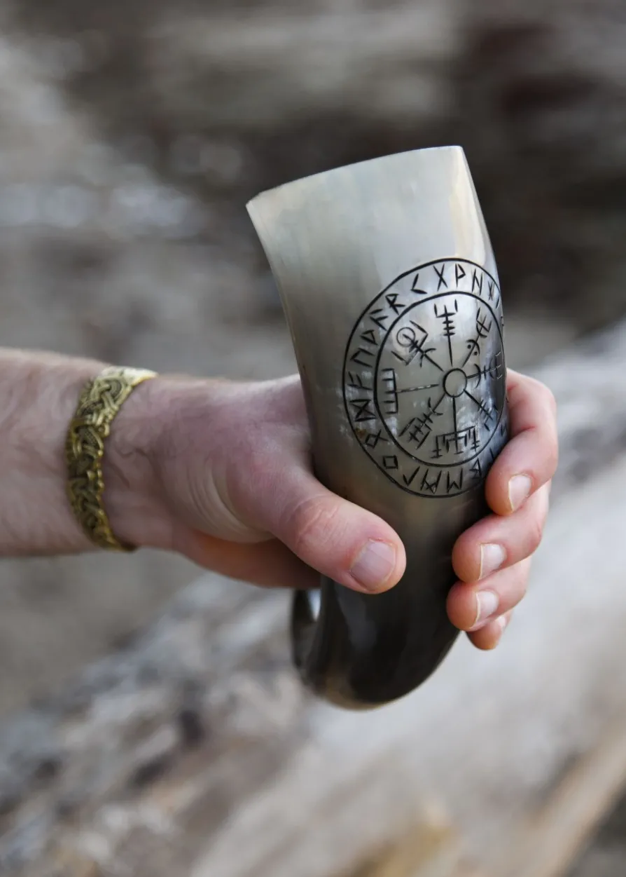 Trinkhorn mit Ständer - Vegvísir