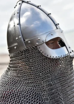 Vendelzeitlicher Spangenhelm mit Kettenbrünne