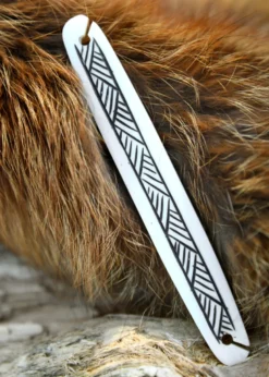 Webschiffchen aus Knochen mit Streifenmuster