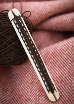 Webschiffchen aus Knochen mit Flechtmuster