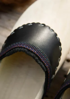 Westfälische Holzschuhe aus Pappel-Holz mit Lederkappe, paarweise gedrahtet