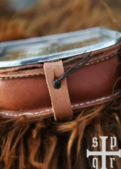 Wikinger Gürteltasche aus braunem Leder mit Frontklappe aus Messing