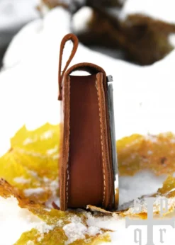 Wikinger Gürteltasche aus braunem Leder mit Frontklappe aus Messing