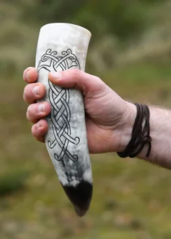 Wikinger-Trinkhorn mit Raben in Knotenmuster