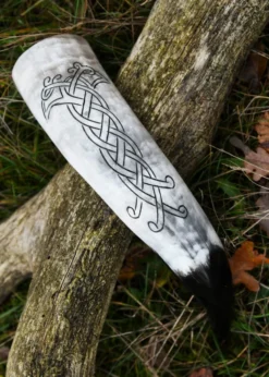 Wikinger-Trinkhorn mit Raben in Knotenmuster