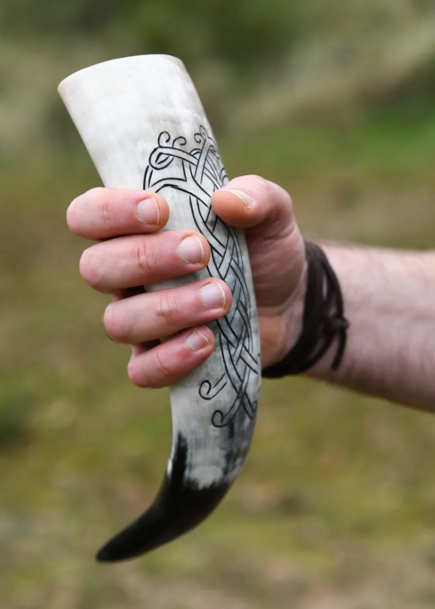 Wikinger-Trinkhorn mit Raben in Knotenmuster