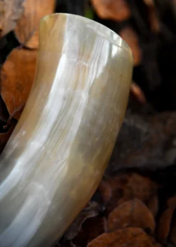 Wikinger-Trinkhorn mit Spiralcarving