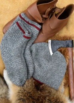 Wollsocken, gehäkelt, grau-weinrot