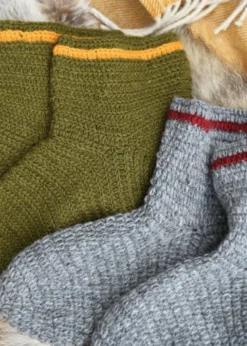 Wollsocken, gehäkelt, grün-gelb
