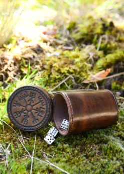 Würfelbecher aus Leder mit Deckel, Vegvisir-Prägung, braun