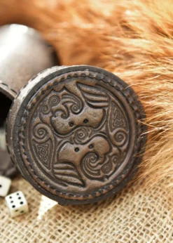 Würfelbecher aus Leder mit Deckel, Raben-Prägung, grau