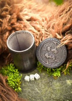 Würfelbecher aus Leder mit Deckel, Raben-Prägung, grau