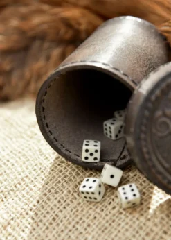 Würfelbecher aus Leder mit Deckel, Raben-Prägung, grau