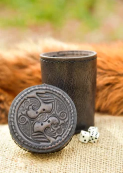 Würfelbecher aus Leder mit Deckel, Raben-Prägung, grau