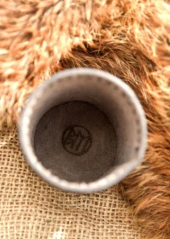 Würfelbecher aus Leder mit Deckel, Raben-Prägung, grau