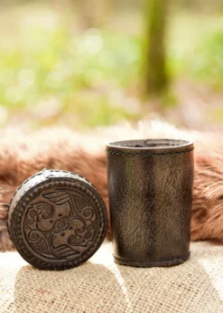 Würfelbecher aus Leder mit Deckel, Raben-Prägung, grau