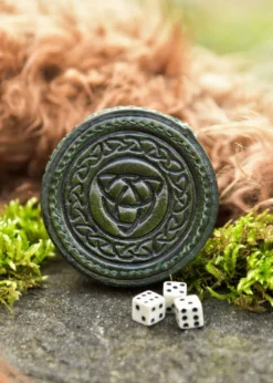 Würfelbecher aus Leder mit Deckel, Knotenmuster-Prägung, grün