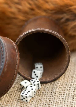 Würfelbecher aus Leder mit Deckel, braun