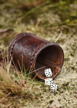 Würfelbecher aus Leder mit geprägtem Thorshammer, braun