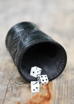 Würfelbecher aus Leder mit geprägtem Drachenmotiv, Jelling-Stil, schwarz