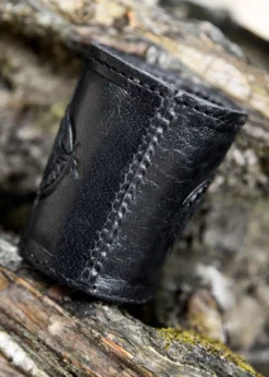 Würfelbecher aus Leder mit geprägtem Drachenmotiv, Jelling-Stil, schwarz