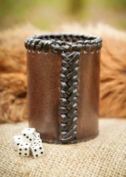 Würfelbecher aus Leder mit Yggdrasil-Prägung, braun
