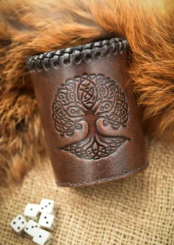 Würfelbecher aus Leder mit Yggdrasil-Prägung, braun